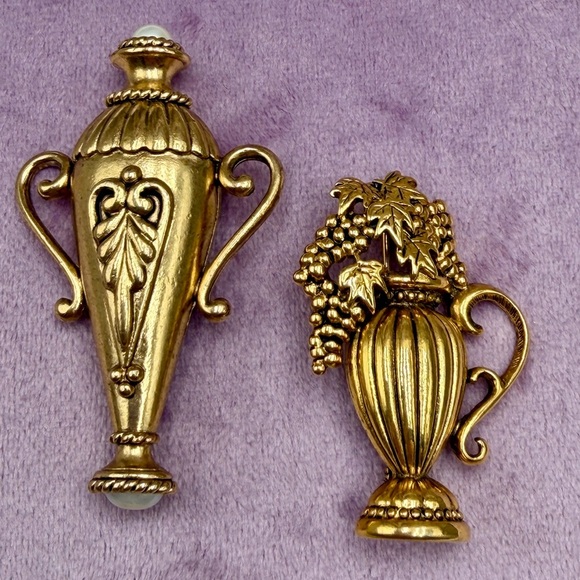 Vintage Grecian Urns with Grapes Brooch - Picture 1 of 3